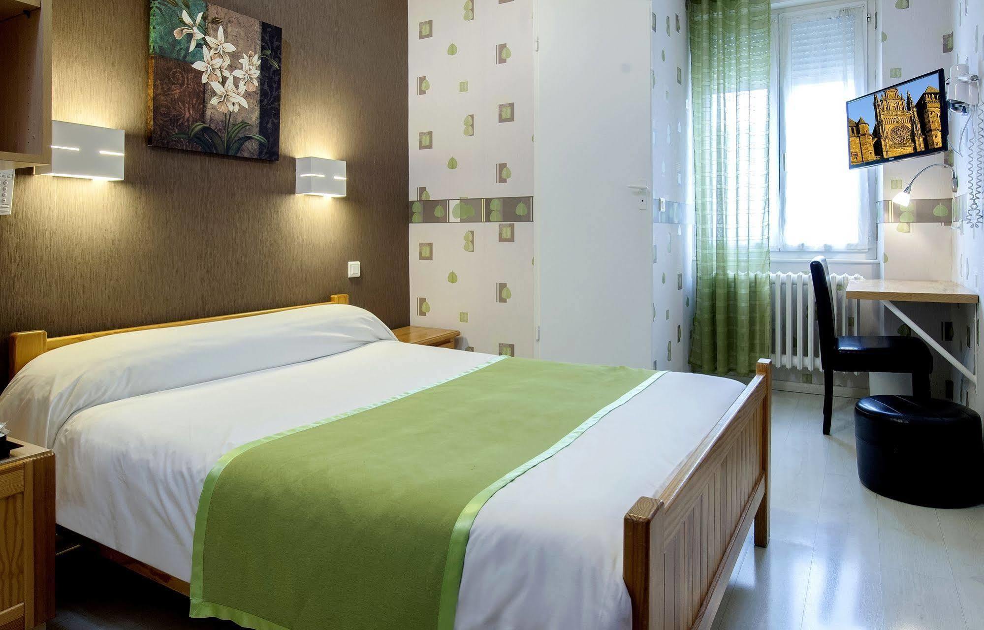 Logis Hotel Restaurant Cazes Arazat Laissac Dış mekan fotoğraf
