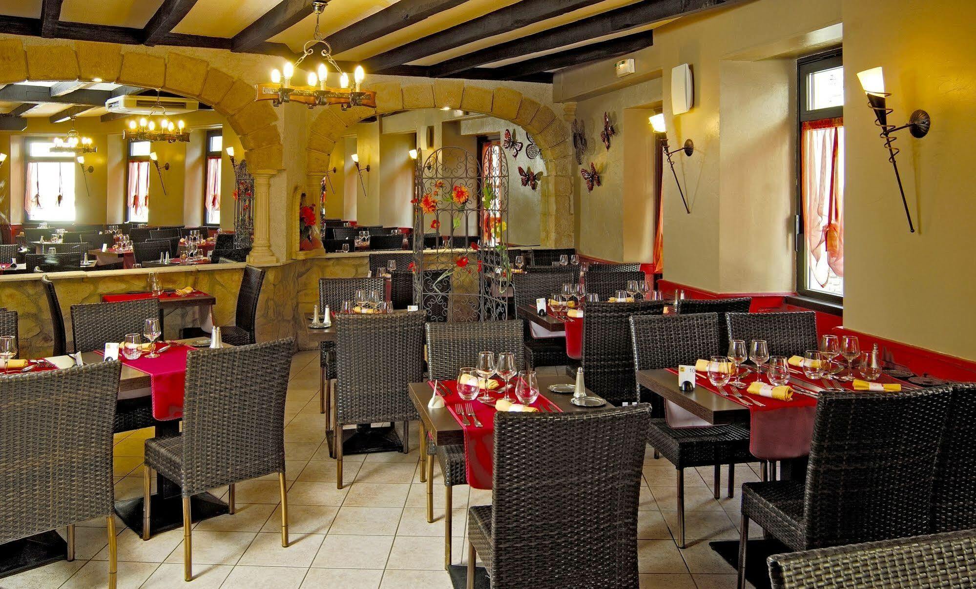Logis Hotel Restaurant Cazes Arazat Laissac Dış mekan fotoğraf